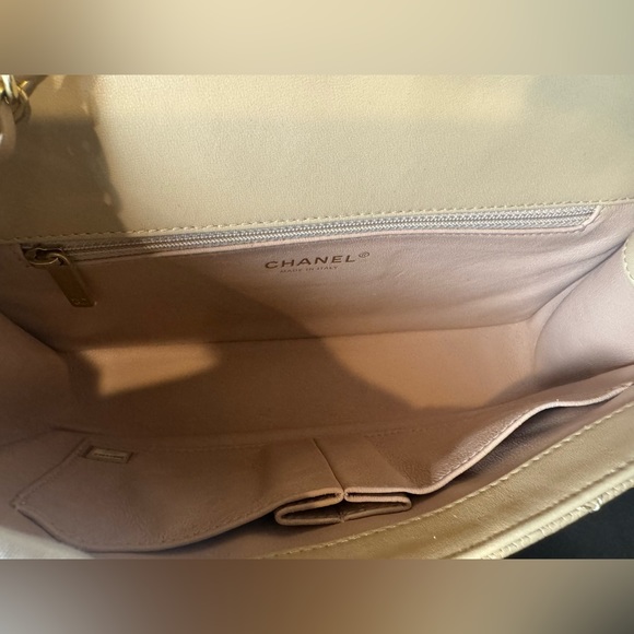 CHANEL Caviar Quilted Medium CC Filigree Flap - Picture 6 of 7